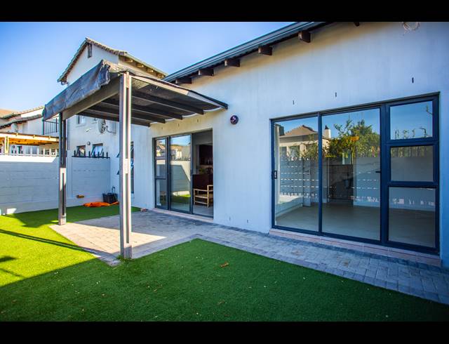2 BEDROOM FREEHOLD FOR SALE IN BURGUNDY ESTATE